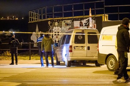 Imagen de la furgoneta donde se encontraron los cuerpos en la noche del viernes. MARIO TEJEDOR