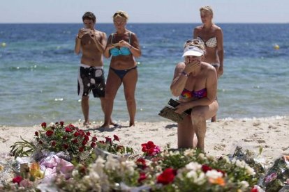 Turistas en el lugar del ataque yihadista en la playa frente al Hotel Riu Imperial Marhaba en las afueras de Sousse , al sur de Túnez.-Foto: AFP / KENZO TRIBOUILLARD