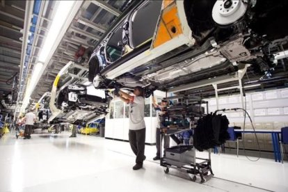 Trabajadores en la línea de montaje de la fábrica de Seat en Martorell.-NURIA PUENTES