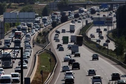 Fomento espera recuperar los ingresos y el tráfico de las autopistas rescatadas.-JULIO CARBÓ