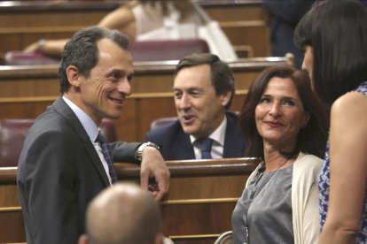 El ministro Pedro Duque conversa con la ministra María Jesús Montero, durante un pleno en el Congreso.-DAVID CASTRO