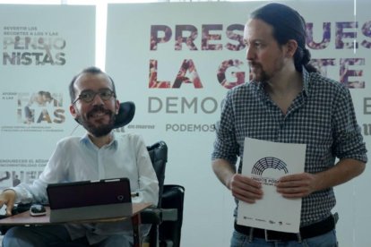 El líder de Unidos Podemos, Pablo Iglesias, y su secretario de Organización, Pablo Echenique, a su derecha.-JOSE LUIS ROCA