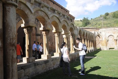 Turistas en los Arcos de San Juan. / VALENTÍN GUISANDE-