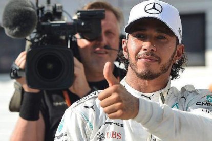 Hamilton, tras la victoria en Hungría.-EFE / TIBOR ILLYES