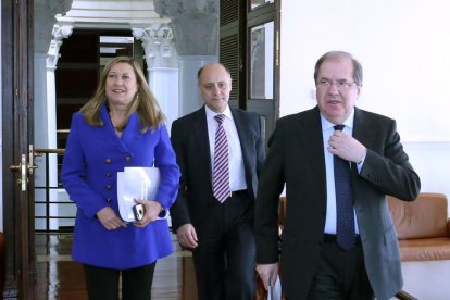 El presidente de la Junta, Juan Vicente Herrera, presenta el proyecto de Presupuestos Generales de la Comunidad para el año 2017. Junto a él, la consejera de Economia y Hacienda, Pilar del Olmo, y el director general de Presupuestos, José Armando Baet-ICAL