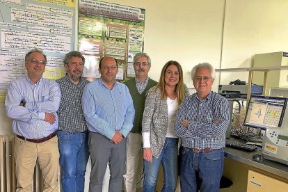 Richard Fratini, Luis Sáenz de Miera, Carlos Polanco, Marcelino Pérez de la Vega, Ana Isabel González y Pedro García en las instalaciones de la Universidad de León.-EL MUNDO