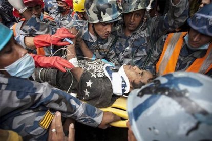 Pemba Tamang, de 15 años, es evacuado en camilla tras ser rescatado por la policía.-Foto: EFE / HEMANTA SHRESTHA