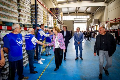 Visita de la reina emérita Sofía al Banco de Alimentos de Soria.-MARIO TEJEDOR