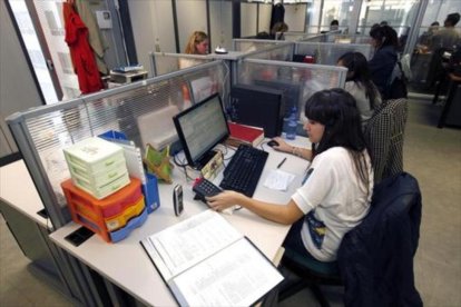 Trabajadora realizando servicios de Teleasistencia-JOSEP GARCIA