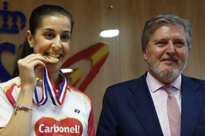 Carolina Marín, bicampeona mundial de bádminton, posa junto al ministro de Educación, Cultura y Deporte, Íñigo Méndez de Vigo, en la sede del Consejo Superior de Deportes.-Foto:   EFE / SERGIO BARRENECHEA