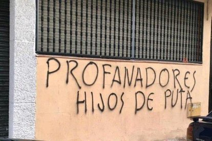 Pintadas franquistas en la sede del PSOE en Getafe (Madrid).-