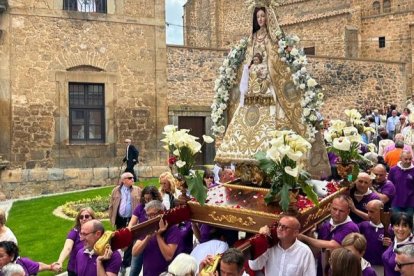 La devoción primó en la procesión de la fiesta de Los Milagros con la Virgen de los Remedios. HDS