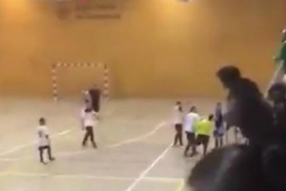 Imagen del vídeo que muestra la agresión de un jugador de la Barceloneta a un árbitro, este sábado en Barcelona.-TWITTER / @alexmasana