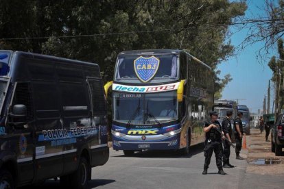 El autobús con el plantel de Boca Juniors es visto cerca al aeropuerto de Ezeiza a su regreso a Buenos Aires  Argentina   luego de perder la final de la Copa Libertadores contra River Plate en Madrid-EFE