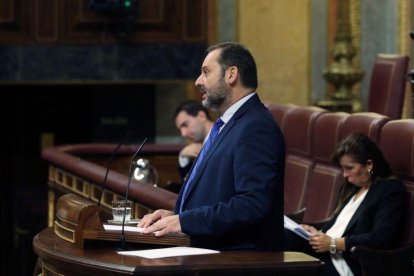 El ministro de Fomento, José Luis Ábalos, durante una intervención en el Congreso.-BALLESTEROS (EFE)