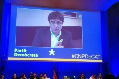 Carles Puigdemont, en su intervención, desde Bruselas, en el Consell Nacional del PdeCAT.-EL PERIÓDICO