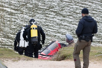 Tareas de rescate esta mañana, poco antes de localizar el cuerpo.-G. MONTESEGURO