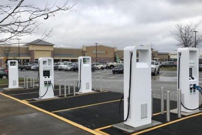 Cargadores para coches eléctricos en los supermercados Walmart.-EL PERIÓDICO