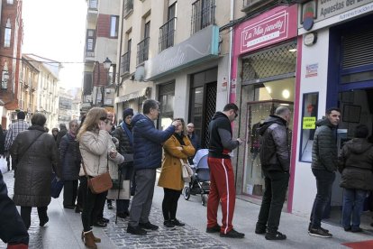 Cola ayer en una administración de lotería de la capital.-Valentín Guisande