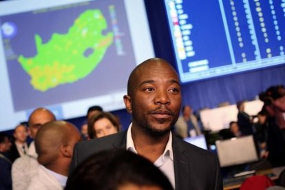 El líder de la Alianza Democrática, Mmusi Maimane, sigue los resultados de las elecciones en Pretoria, la capital de Sudáfrica.-REUTERS / SIPHIWE SIBEKO