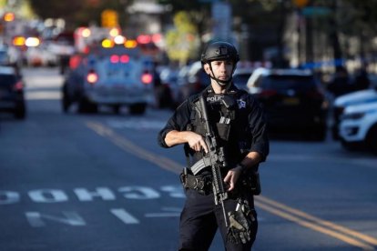 La policía bloquea una calle tras el tiroteo en Nueva York.-REUTERS / SHANNON STAPLETON