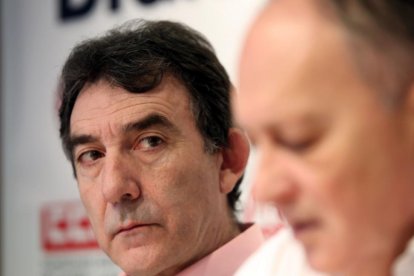 Los secretarios generales de CCOO y UGT en Castilla y León, Ángel Hernández y Faustino Temprano (D), respectivamente, presentan el calendario de movilizaciones por un empleo y salario dignos y contra la carestía de la vida-ICAL