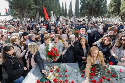 Momento final del acto con la ofrenda de claveles en el monumento memorial de los represaliados en el Carmen. - J.M. LOSTAU