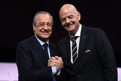 Gianni Infantino y Florentino Pérez, celebrando juntos la reelección del primero.-EL PERIÓDICO