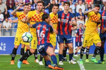 Lance del Huesca-Nàstic que acabó en empate sospechoso.-/ ALVARO SANCHEZ