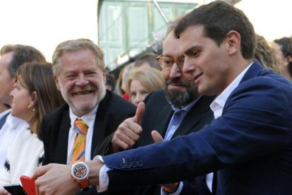 Albert Rivera se hace un selfie con Juan Carlos Girauta, este sábado en un mitin de Ciudadanos en Santiago de Compostela.-EFE / XOAN REY