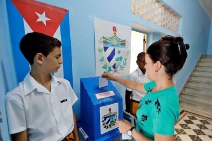 Una mujer vota en el referendo sobre la nueva Constitucion en La Habana, Cuba.-EFE