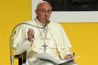 El Papa Francisco , ante trabajadores de una siderurgia en Génova, italia.-AFP / ANDREAS SOLARO