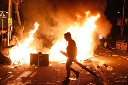 Contenedores ardiendo en los alrededores del Camp Nou.-FERRAN NADEU