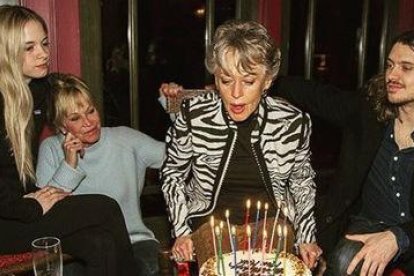 Tippi Hedren con su hija, Melanie Griffith, y sus nietos Stella y Alexander.-INSTAGRAM