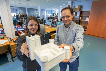 Los investigadores Ana López Vidal y Pedro Martín Lerones en las instalaciones de Cartif en el Parque Tecnológico de Boecillo en Valladolid.-MIGUEL ÁNGEL SANTOS / PHOTOGENIC