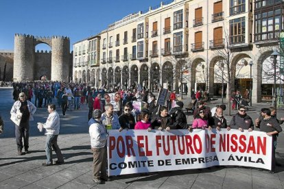 El secretario de Organización del PSOE, César Luena (d), y el vicesecretario de Comunicación del PP y diputado por Ávila, Pablo Casado (i), asisten a la concentración de los empleados de Nissan en la puerta de la factoría en Ávila-ICAL