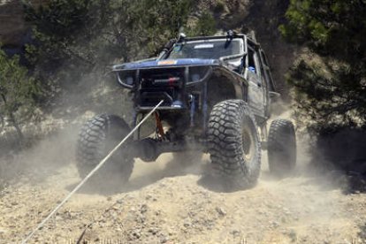 Un 4x4 durante su intento por sortear un obstáculo. / ÁLVARO MARTÍNEZ-