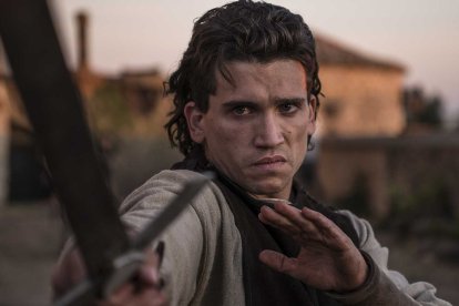 El actor Jaime Lorente dando vida a El Cid en la serie. Foto: Amazon Prime Video y Zebra Producciones