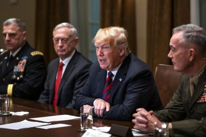 WASHINGTON  DC  ESTADOS UNIDOS- El presidente estadounidense  Donald Trump  ofrece declaraciones a los medios acompanado del secretario de Defensa de Estados Unidos  James Mattis  y del jefe del Estado Mayor Conjunto  Joseph Dunford.-EFE