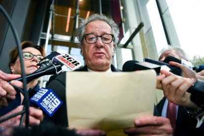 El actor Geoffrey Rush atiende a la prensa tras conocerse el fallo a su favor, en el Tribunal Supremo de Sídney.-EPA/AAP