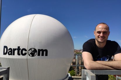 El investigador Diego Gómez con la antena receptora con la que capturan imágenes procedentes de satélites de la NASA y la Agencia Espacial China. / EL MUNDO