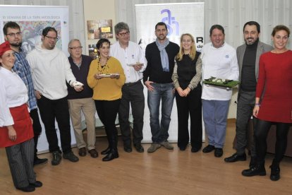 Finalistas y miembros del jurado del concurso de la Mejor Tapa Micológica Provincial.-VALENTIN GUISANDE