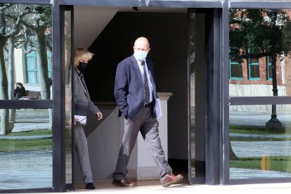 Casado e Igea saliendo de la rueda de prensa.-ICAL