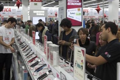 Clientes abarrotan una tienda en busca de los descuentos del Black Friday, el 27 de noviembre del año pasado.-ALBERT BERTRAN