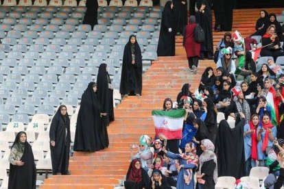 Las gradas del estadio de Teherán, durante el Irán-Camboya para el mundial de Qatar.-ATTA KENARE AFP