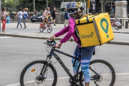 Una repartidora en bicicleta de la plataforma Glovo.-RICARD FADRIQUE