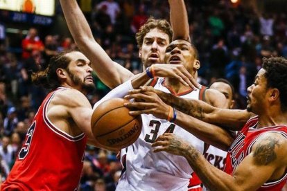 Antetokounmpo, de los Bucks, muy marcado por Nosh, Gasol y Rose.-EFE / TANNEN MAURY