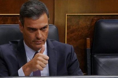 El presidente del Gobierno en funciones, Pedro Sánchez, en el pleno del Congreso de este jueves.-JOSÉ LUIS ROCA