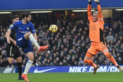 Morata trata de superar la salida de Schmeichel.-EFE / FACUNDO ARRIZABALAGA