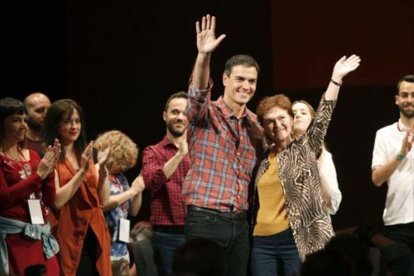 Pedro Sánchez y la exministra Carmen Calvo, anoche, en Almería.-EFE / CARLOS BARBA